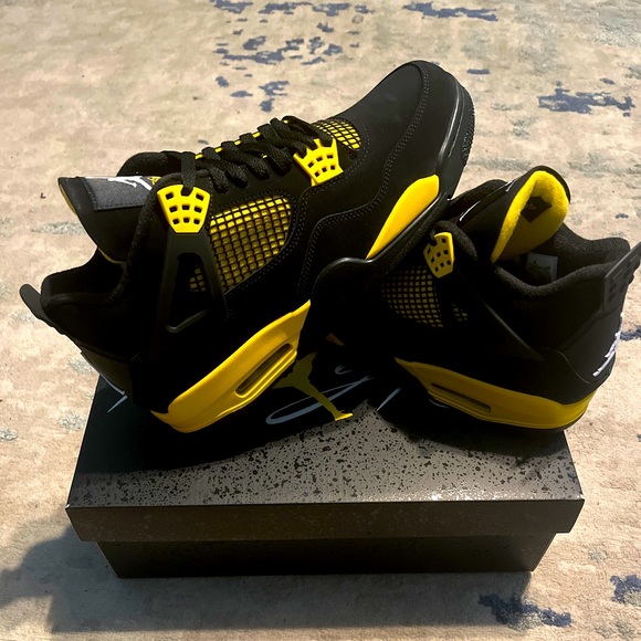 Air Jordan 4 ‘Thunder’
